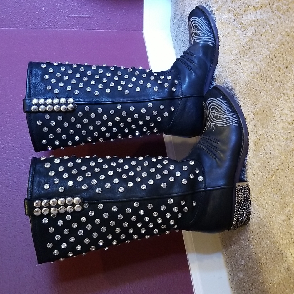 Boots - Picture 3 of 6
